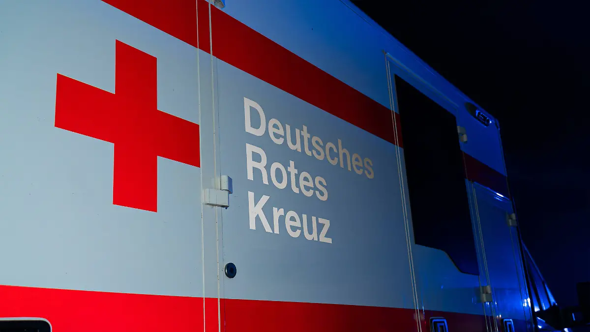 In Lohbrügge stürzt ein Mann vom Balkon im dritten Stock und verletzt sich lebensgefährlich. (Symbolbild)