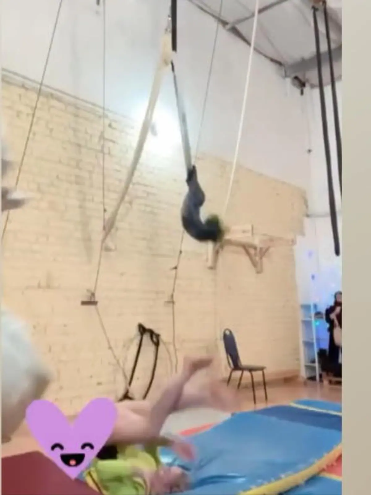 Eine Akrobatik-Kür sollte bestenfalls fehlerfrei ablaufen – hosenfreie Vorstellungen sind uns allerdings neu! Dwinskaya, eine russische Gymnastin, filmt sich dabei, wie sie sich an einem freischwingenden Reifen räkelt – doch der Abgang funktioniert nicht genau nach Plan: