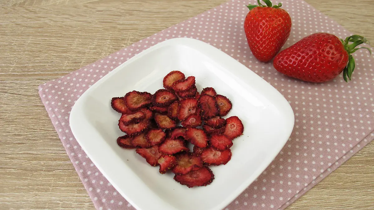 Fresh and homemade dried strawberries - Frische und selbst getrocknete Erdbeeren