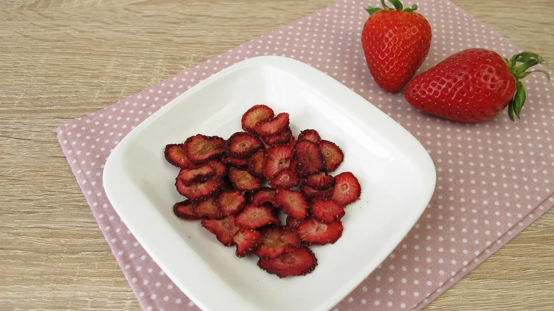 Fresh and homemade dried strawberries - Frische und selbst getrocknete Erdbeeren