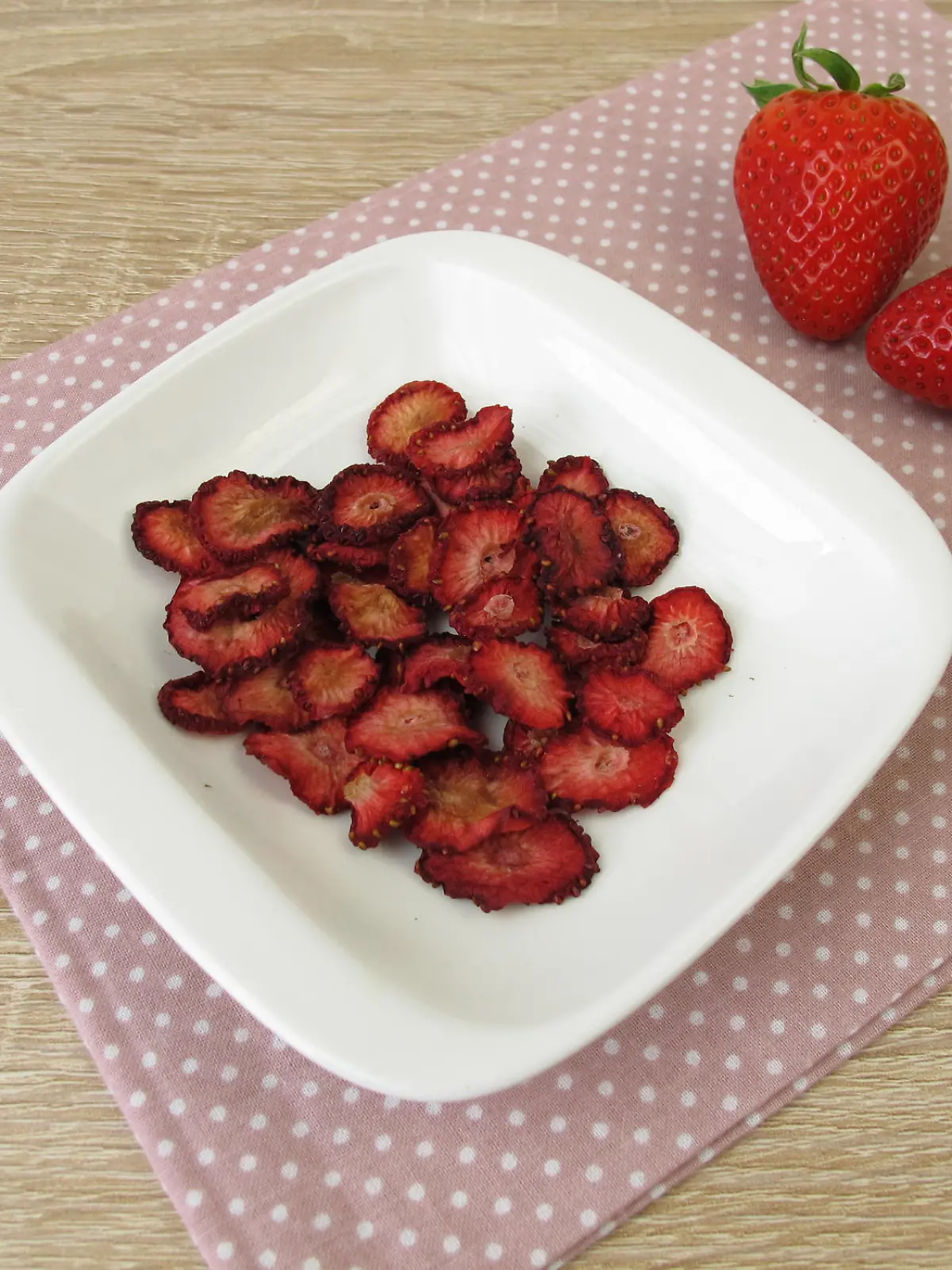 Fresh and homemade dried strawberries - Frische und selbst getrocknete Erdbeeren