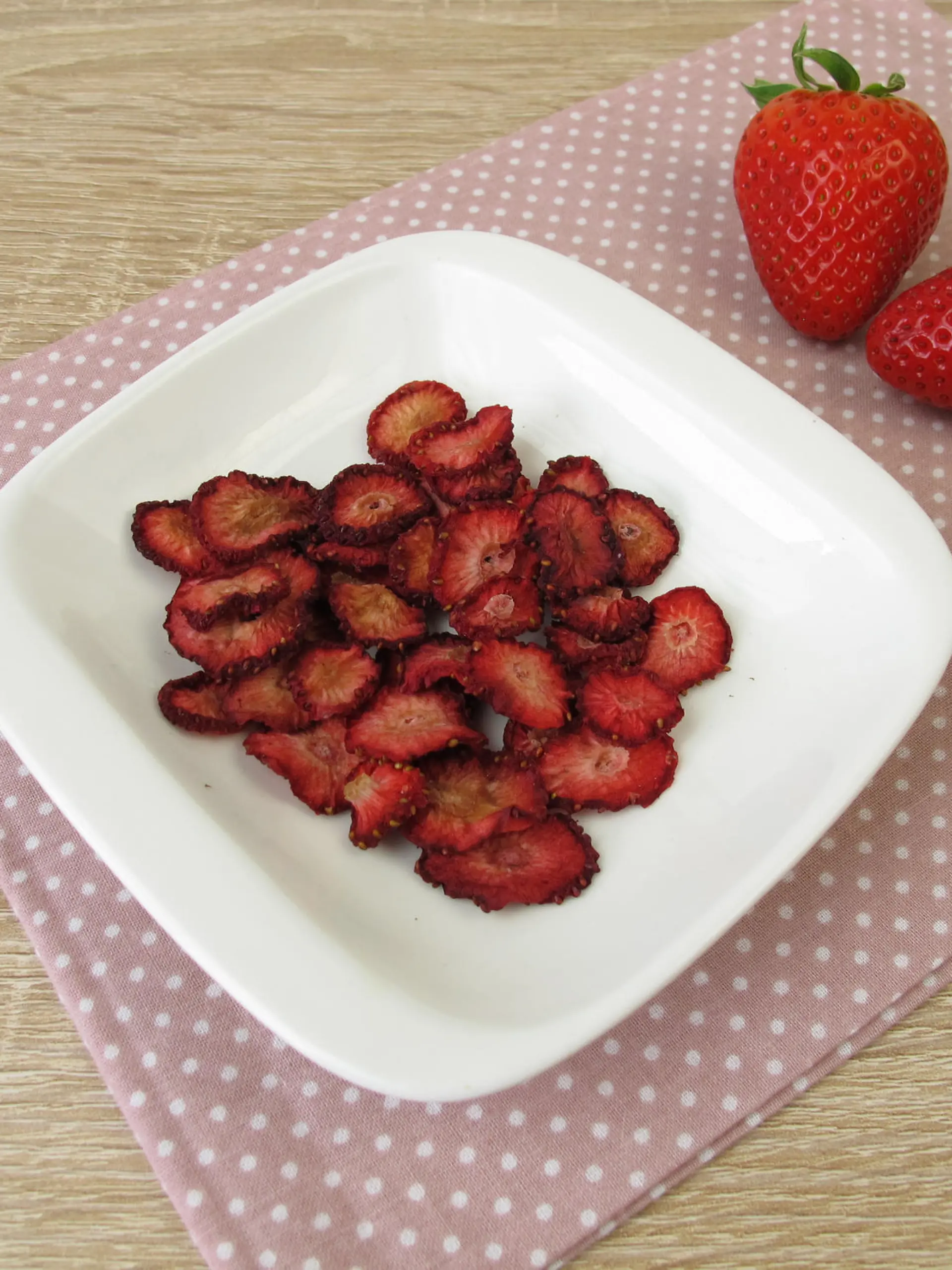 Fresh and homemade dried strawberries - Frische und selbst getrocknete Erdbeeren
