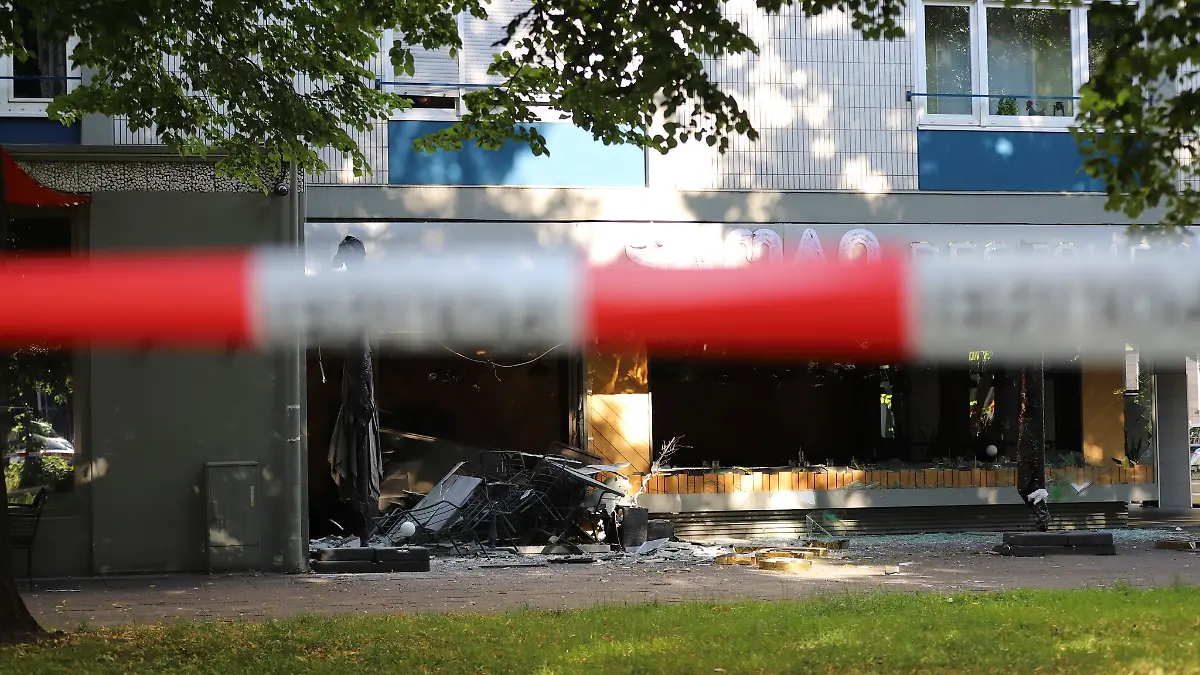Eine Explosion vor einem Kölner Restaurant hat erhebliche Zerstörung angerichtet.