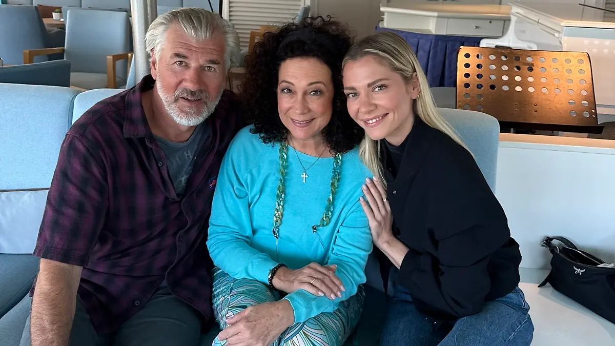 Valentina Pahde mit den „Traumschiff”-Stars Barbara Wussow und Daniel Morgenroth.