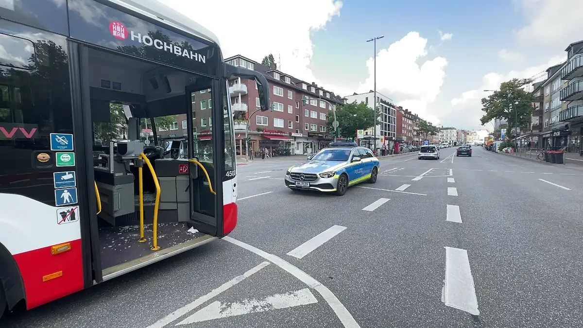 Drei Verletzte, nachdem ein Auto in Hamburg-Hoheluft mit hoher Geschwindigkeit vor einem Bus abgebogen ist.