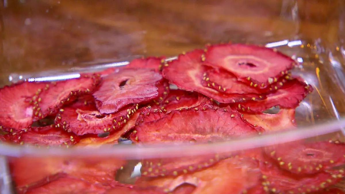 Erdbeerchips sind der perfekte Snack für heiße Tage.
