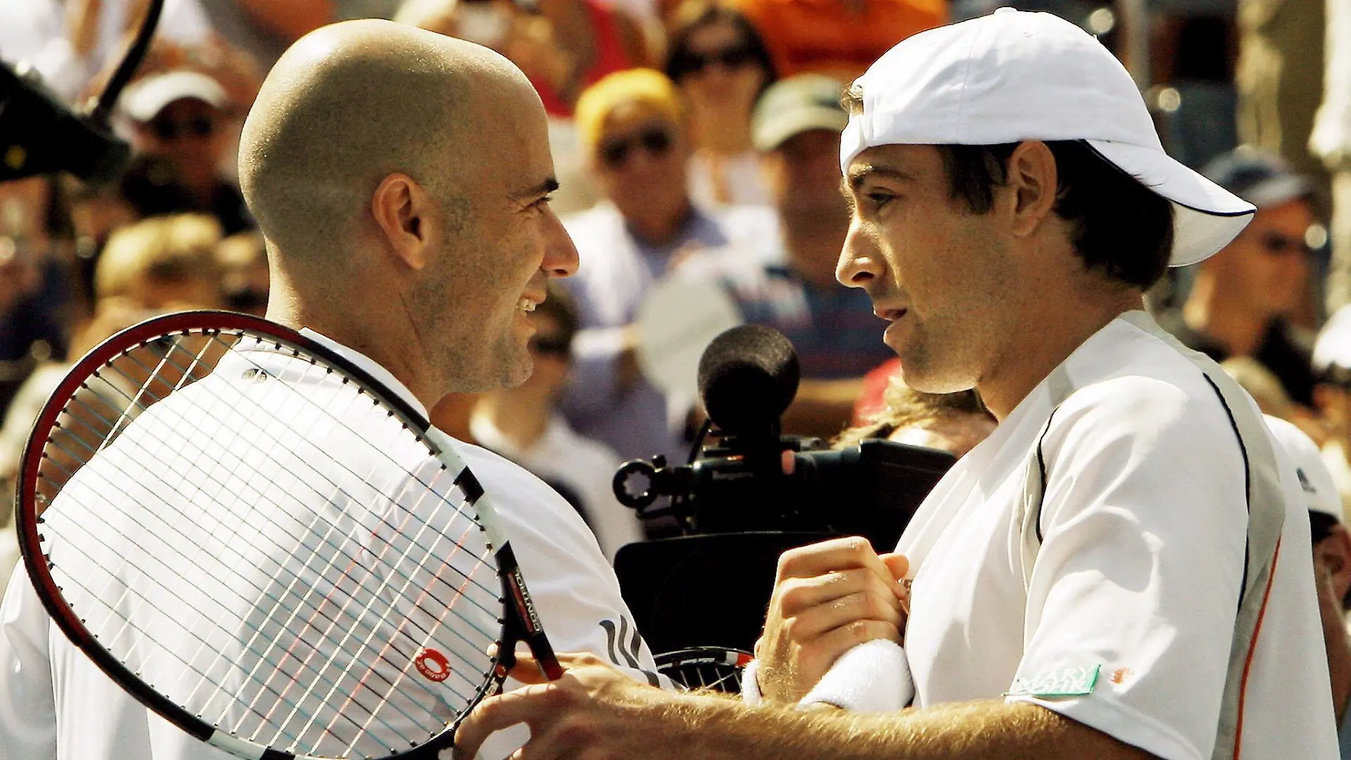 Andre Agassi (L) the United States shakes hands with Benjamin Becker of Germany after losing the final match of his career in their third round match on the seventh day of the 2006 US Open tennis tournament in Flushing Meadows, New York on Sunday 03 September 2006. EPA/JUSTIN LANE +++(c) dpa - Bildfunk+++