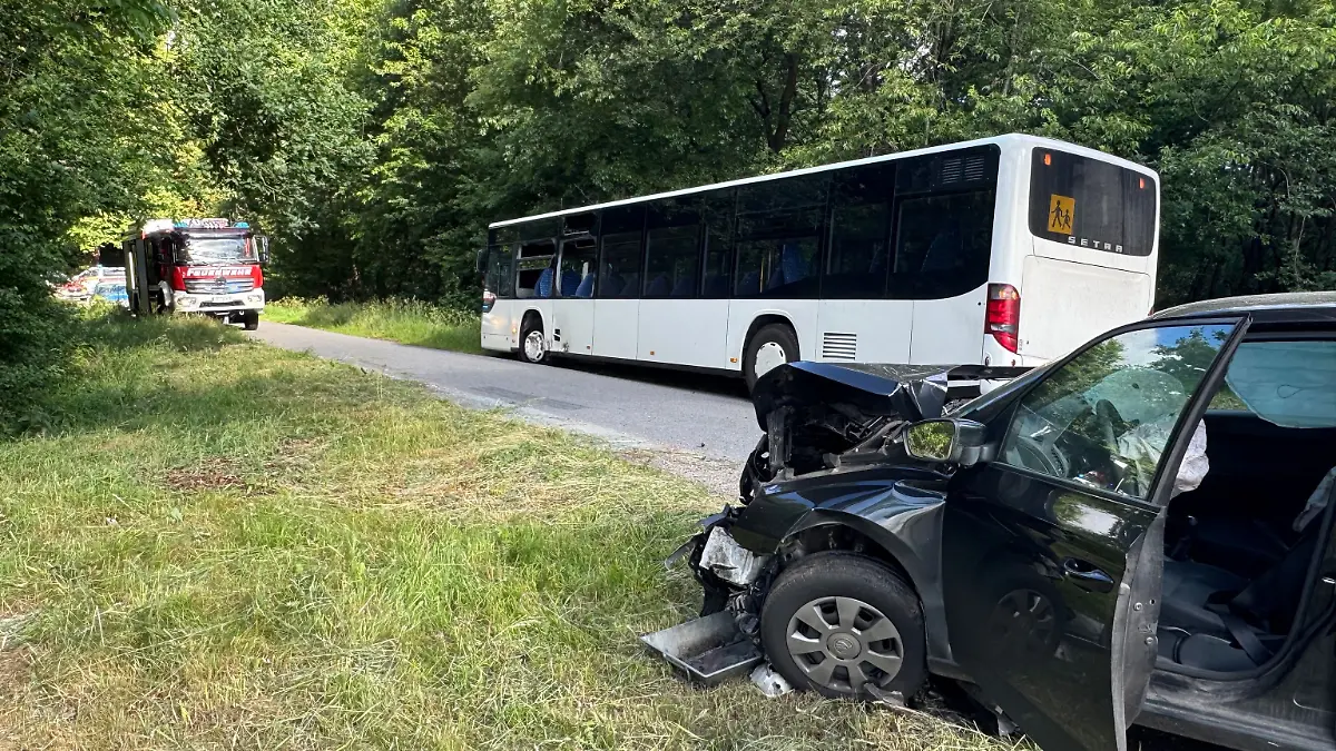 Ein Auto ist am Morgen mit einem Schulbus zusammengestoßen. Der Unfall ereignete sich in Lathen im Emsland