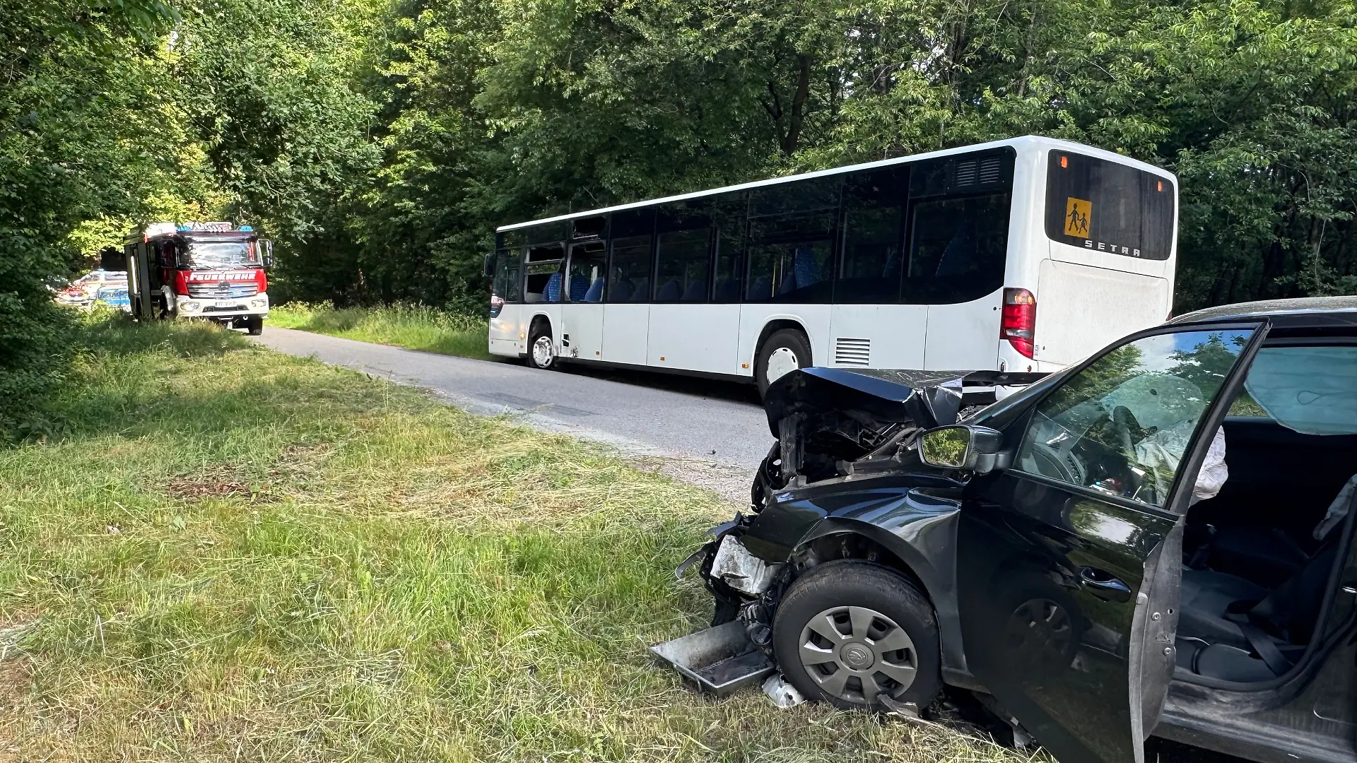 Ein Auto ist am Morgen mit einem Schulbus zusammengestoßen. Der Unfall ereignete sich in Lathen im Emsland