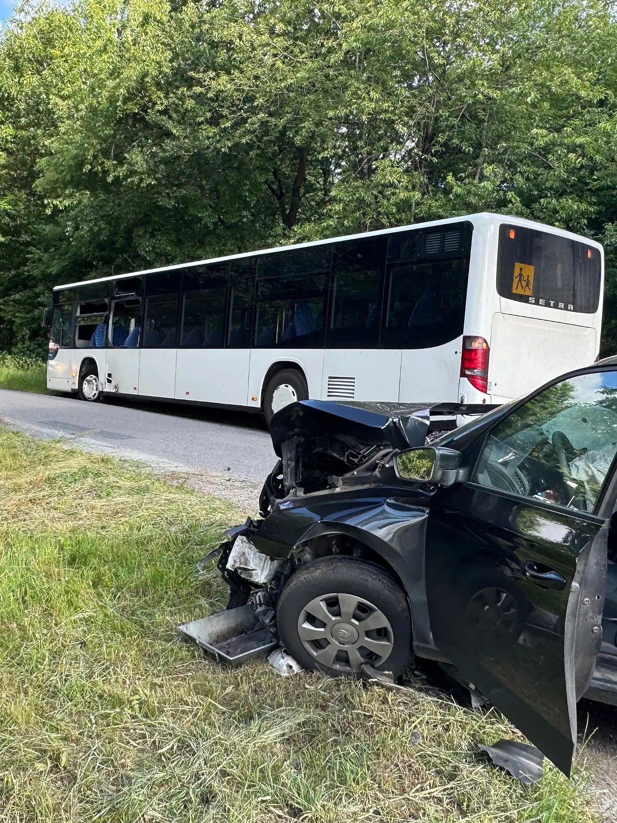 Ein Auto ist am Morgen mit einem Schulbus zusammengestoßen. Der Unfall ereignete sich in Lathen im Emsland