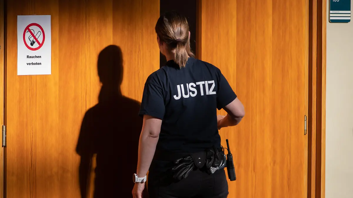 20.04.2020, Nordrhein-Westfalen, Detmold: Eine Justizbeamtin öffnet eine Tür des Verhandlungssaals im Landgericht Detmold. Mit der Anklageverlesung hat heute der Mordprozess gegen eine 15-Jährige begonnen. Die Jugendliche soll im November 2019 laut Anklage ihren dreijährigen Halbbruder mit zahlreichen Messerstichen im Schlaf getötet haben. Foto: Friso Gentsch/dpa +++ dpa-Bildfunk +++
