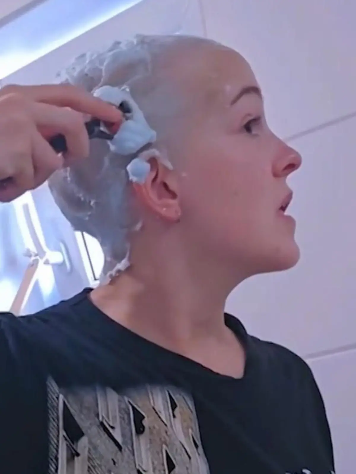 Bild zu: "Sabrina (26) rasiert sich Glatze – für ein Konzert!"