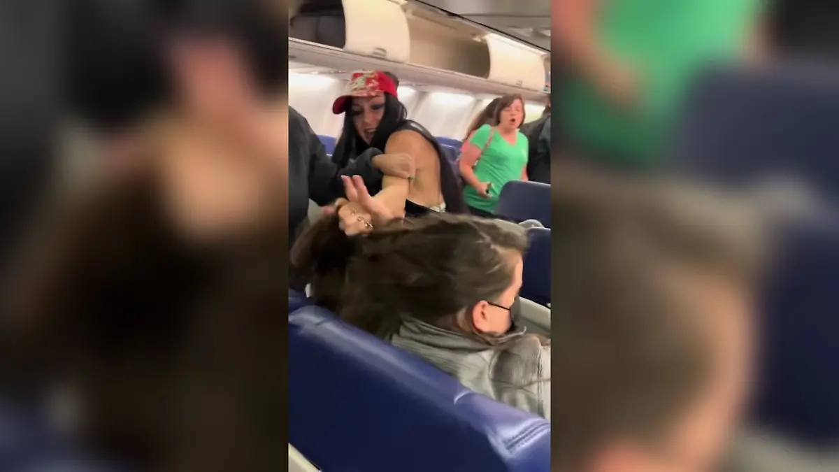 Leanna Perry (32) rastet an Bord einer Southwest-Maschine in New York aus.