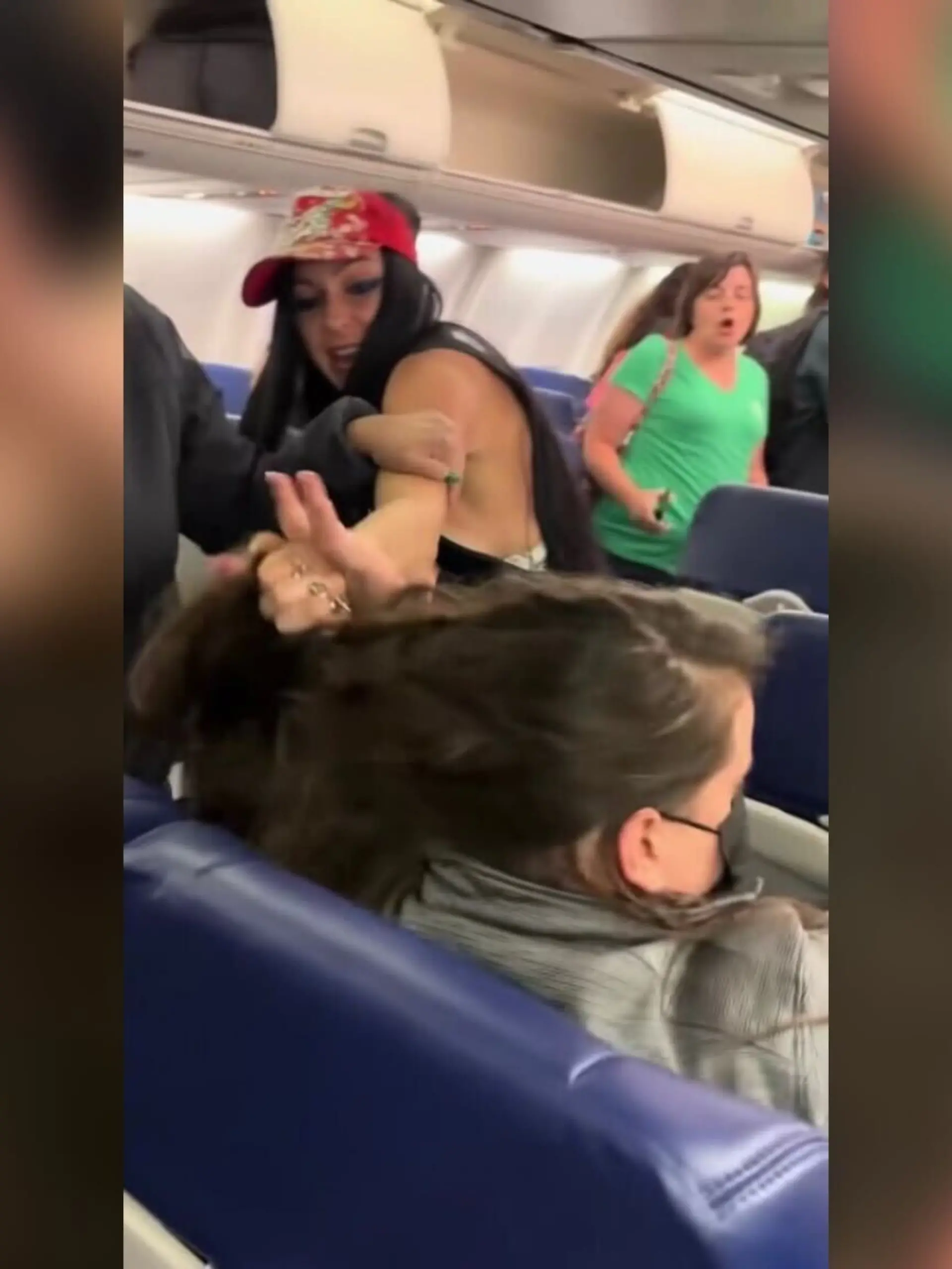 Bild zu: "Aggro-Frau greift Passagierin an und wird gefesselt"