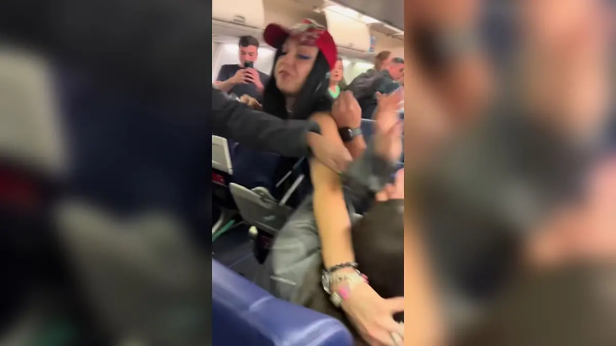 Die betrunkene Passagierin wird mit Kabelbindern fixiert, nachdem sie vor dem Abflug am LaGuardia Airport eine Mitreisende attackiert.