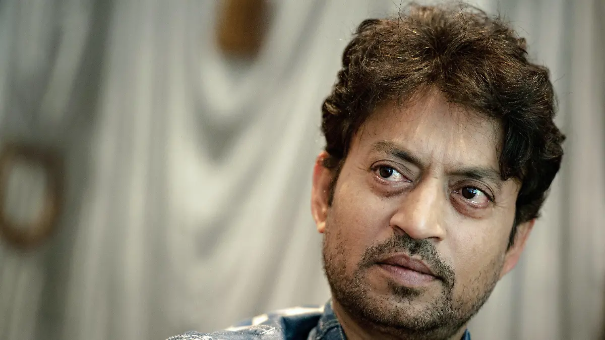 ARCHIV - 27.06.2014, Bayern, München: Der indische Schauspieler Irrfan Khan gibt im Hotel Bayerischer Hof ein Interview. Der "Slumdog Millionär"-Star Irrfan Khan ist nun im Alter von 53 Jahren gestorben. Er starb an Komplikationen nach einer Infektion seines Dickdarms, sagte ein Sprecher des Krankenhauses in Mumbai, wohin der Schauspieler gebracht worden war. Foto: Nicolas Armer/dpa +++ dpa-Bildfunk +++