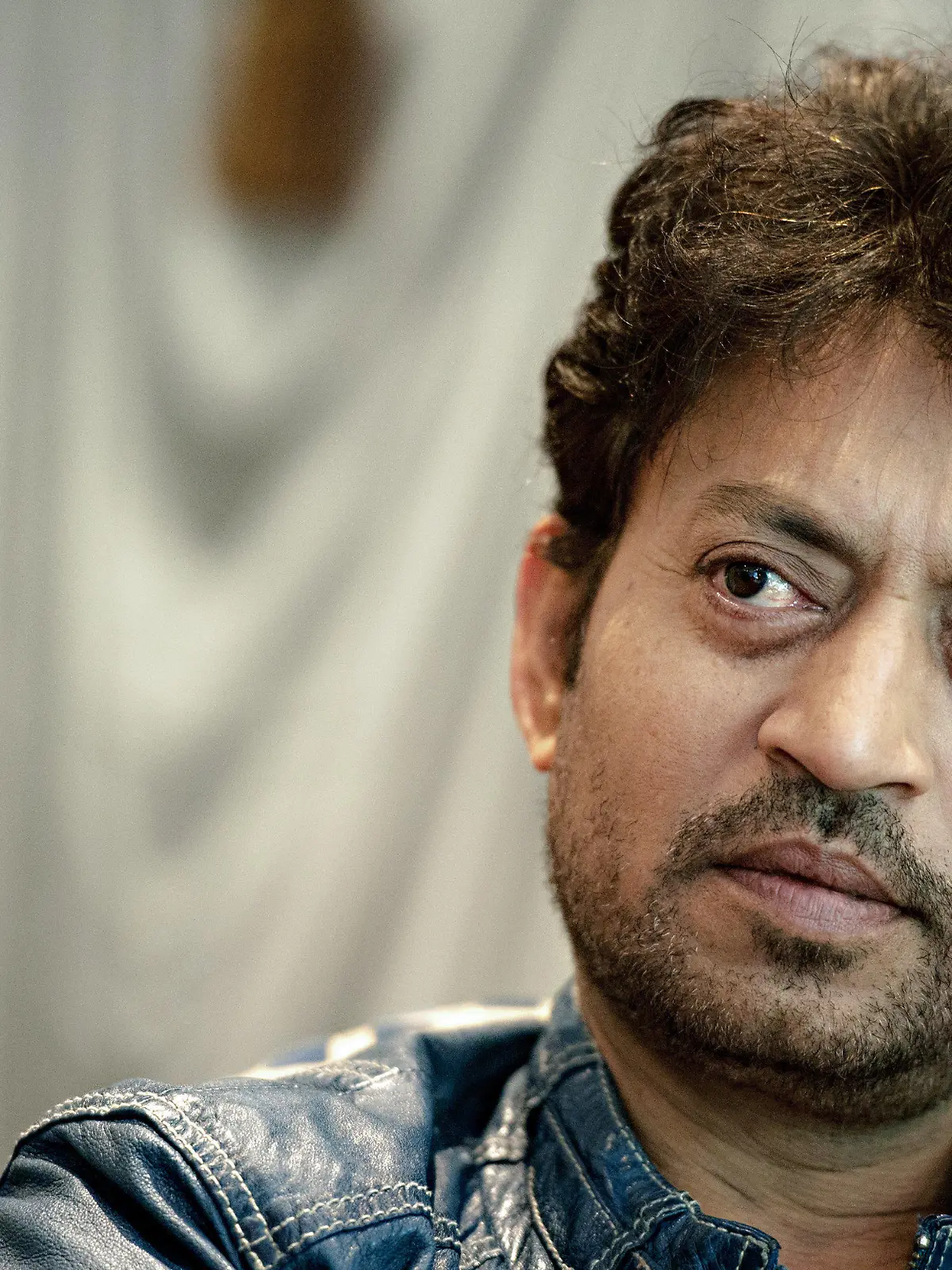 ARCHIV - 27.06.2014, Bayern, München: Der indische Schauspieler Irrfan Khan gibt im Hotel Bayerischer Hof ein Interview. Der "Slumdog Millionär"-Star Irrfan Khan ist nun im Alter von 53 Jahren gestorben. Er starb an Komplikationen nach einer Infektion seines Dickdarms, sagte ein Sprecher des Krankenhauses in Mumbai, wohin der Schauspieler gebracht worden war. Foto: Nicolas Armer/dpa +++ dpa-Bildfunk +++