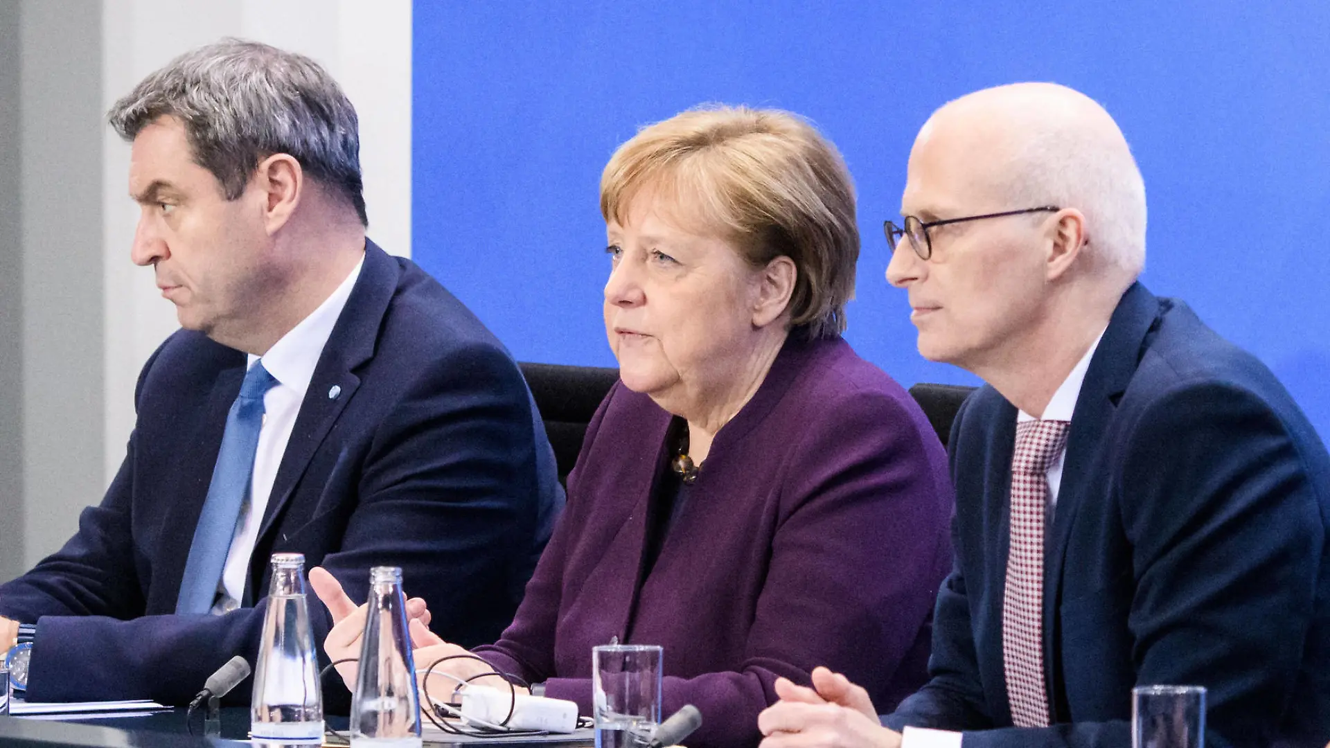 Berlin, Pressekonferenz Merkel, Söder und Tschentscher Deutschland, Berlin - 12.03.2020: Im Bild sind Markus Söder Bayerischer Ministerpräsident, csu, Angela Merkel Bundeskanzlerin, cdu, Peter Tschentscher Erster Bürgermeister Hamburg, spd und Steffen Seibert Regierungssprecher der deutschen Bundesregierung während der Presseunterrichtung nach dem Gespräch der Bundeskanzlerin mit den Regierungschefinnen und Regierungschefs der Länder zu sehen. Berlin Bundeskanzleramt Berlin Deutschland *** Berlin, Press Conference Merkel, Söder and Cschentscher Germany, Berlin 12 03 2020 In the picture are Markus Söder Bavarian Prime Minister, csu , Angela Merkel Federal Chancellor, cdu , Peter Cschentscher First Mayor of Hamburg, spd and Steffen Seibert Government Spokesman of the German Federal Government during the press briefing following the