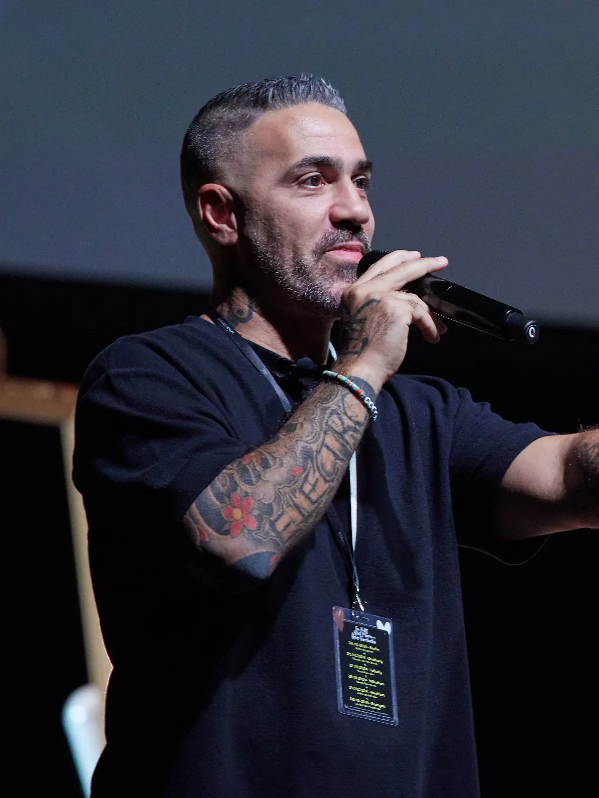 Anis Ferchichi steht bei einem Live-Podcast im Admiralspalast auf der Bühne. 