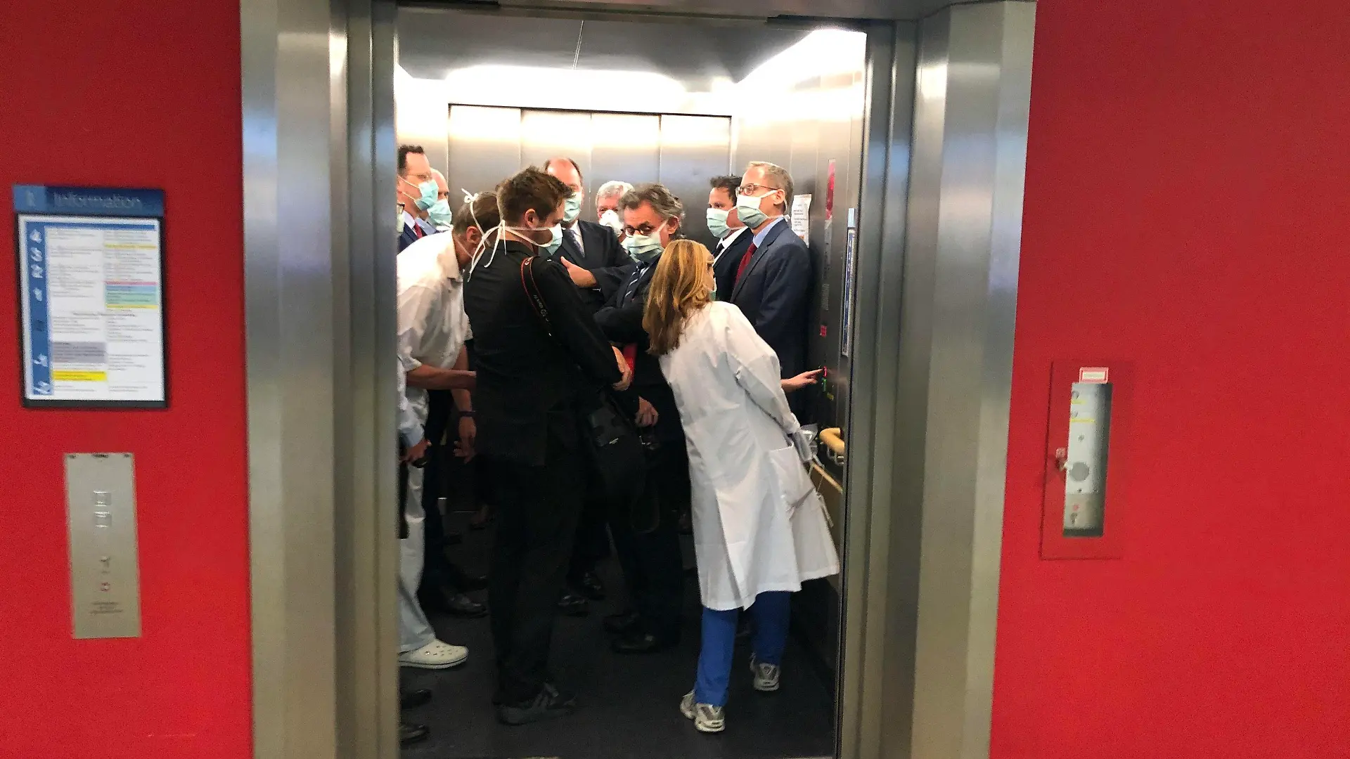 dpatopbilder - 14.04.2020, Hessen, Gießen: Bei einem Besuch der Uniklinik Gießen drängen sich Bundesgesundheitsminister Jens Spahn (CDU, l), und Hessens Ministerpräsident Volker Bouffier (CDU, M) mit Begleitern in einem Fahrstuhl. Dafür, dass sie sich nicht an die geltenden Abstandsregeln hielten hagelte es Kritik, nachdem dieses Foto auf Twitter verbeitet wurde. Foto: Bodo Weissenborn/Hessischer Rundfunk/dpa +++ dpa-Bildfunk +++