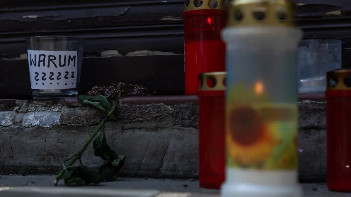 Kerzen und ein Glas mit der Aufschrift „Warum???“ stehen am Tatort nach dem mutmaßlichen Tötungsdelikt in einer Arztpraxis in Berlin-Wedding.