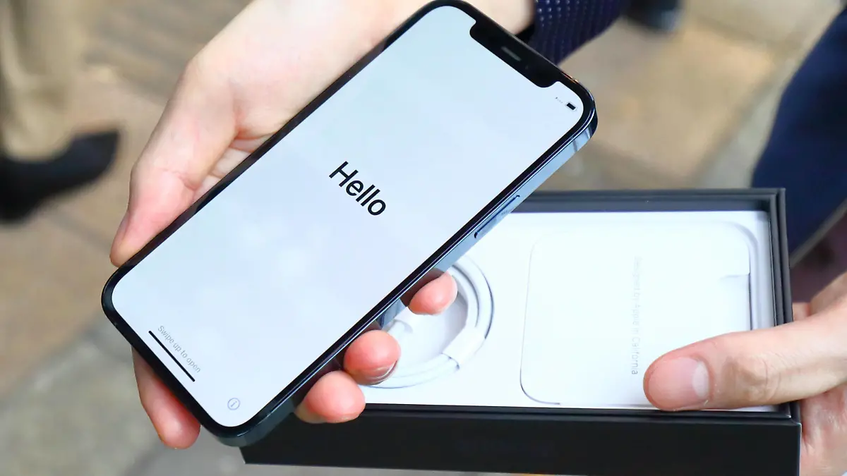Apple fan shows Apple s 5G new iPhone 12 series at an Apple Store in Tokyo, Japan on October 23, 2020. PUBLICATIONxNOTxINxJPN 146861205