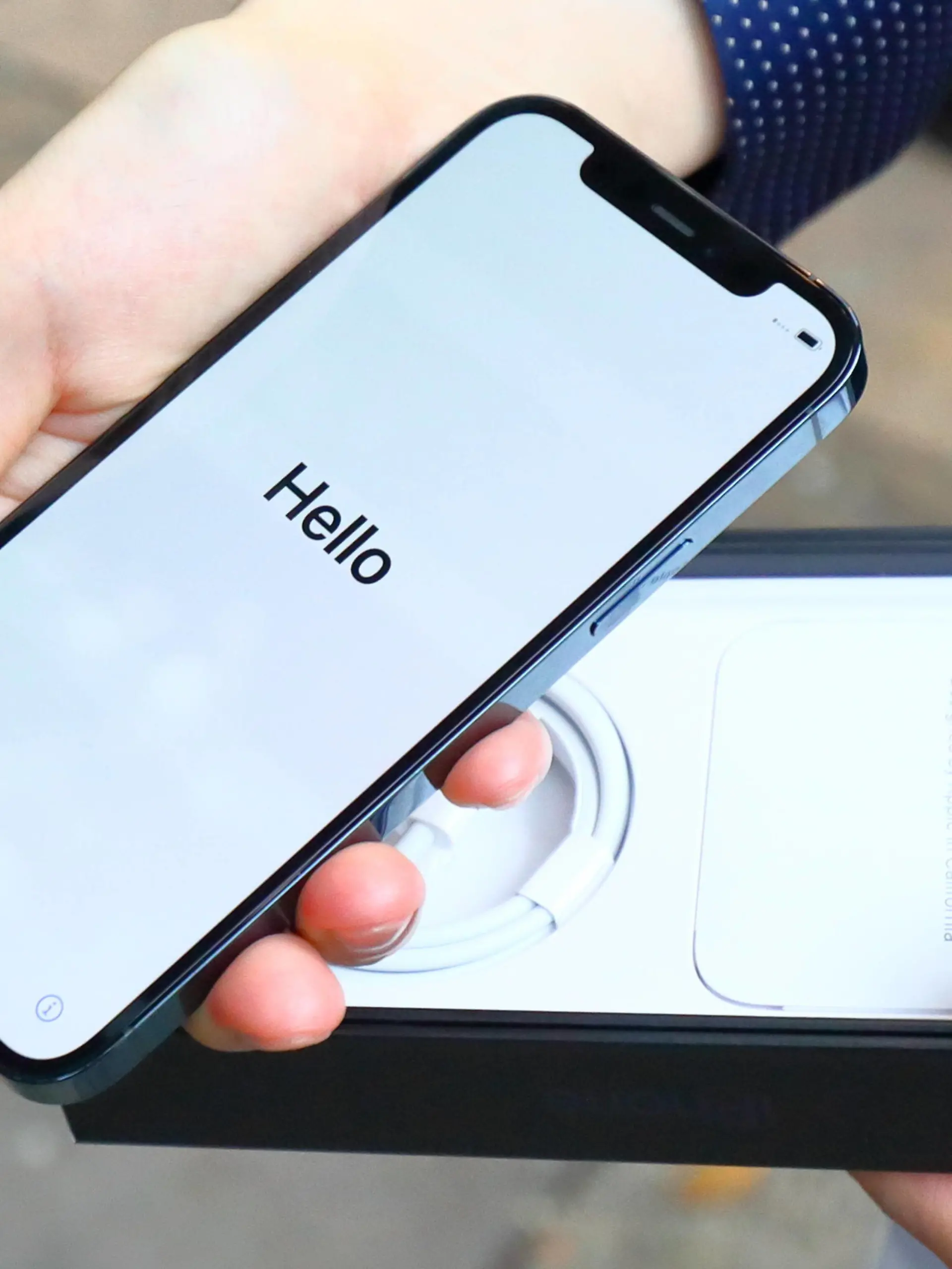 Apple fan shows Apple s 5G new iPhone 12 series at an Apple Store in Tokyo, Japan on October 23, 2020. PUBLICATIONxNOTxINxJPN 146861205