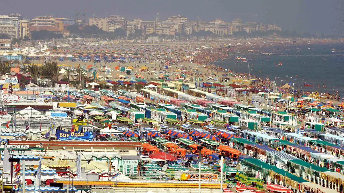 ARCHIV - 05.09.2006, Italien, Riccione: Der überfüllte Strand der italienischen Badeorte Riccione und Rimini an der Adria. In Italien blühen die Ideen, wie in der Corona-Krise vielleicht die Strandsaison 2020 gerettet werden könnte. In Rimini erregte eine Firma mit der Idee transparenter Plastikbarrieren mit eingebauten Desinfektionsmittel-Spendern Aufsehen. Foto: Matthias Schrader/ picture alliance / dpa +++ dpa-Bildfunk +++