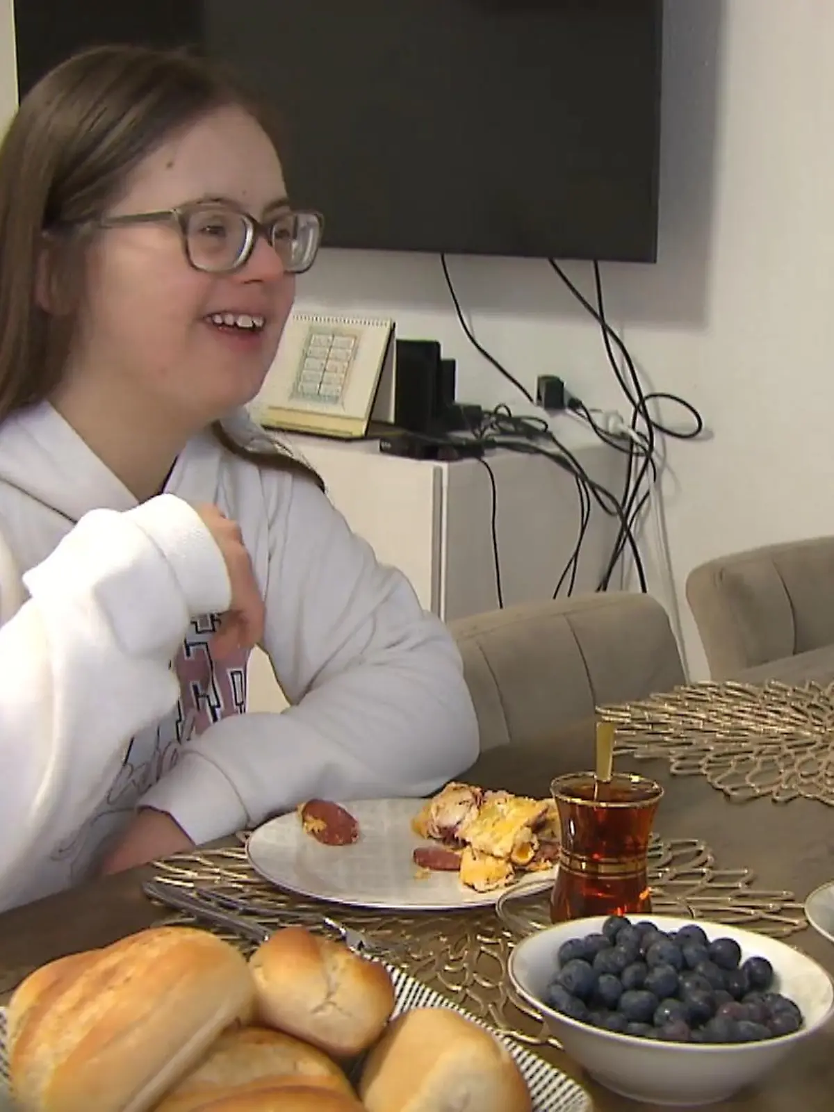 Marie wurde mit dem Down-Syndrom geboren. Dass
sie das von nichts abhält, zeigt sie auch ihrer TikTok-Community. Eine ganz
besondere Rolle spielt dabei ihr Schwager Furkan – der die 20-Jährige
tatkräftig bei den Videos unterstützt.
Furkan: „So Videos sind meistens
Koch-Videos oder auch irgendwelche Trends, die es auf TikTok gibt. Ansonsten
nehmen wir die Leute übers Wochenende mit, was wir so im Alltag machen.“
Die mittlerweile etwa 140 Tausend Follower auf der
Plattform zeigen, wie viel Zustimmung Marie für ihre Themen bekommt.
Furkan: "Unser Ziel ist es auch,
damit die Massen zu erreichen. Dass es Trisomie 21 gibt. Und egal ob mit oder
Handicap, jeder gehört in der Gesellschaft dazu. Das ist unser Ziel. Vor allem,
dass auch Marie Spaß hat an TikTok und ich glaube, das hat sie auch. Oder? Hast
du Spaß an TikTok?"- Marie: "Ja!"
Marie will zeigen, wie unbeschwert ein Leben mit
Down-Syndrom sein kann. Sie geht ihren Weg - gut gelaunt und mit einem
Lächeln im Gesicht.