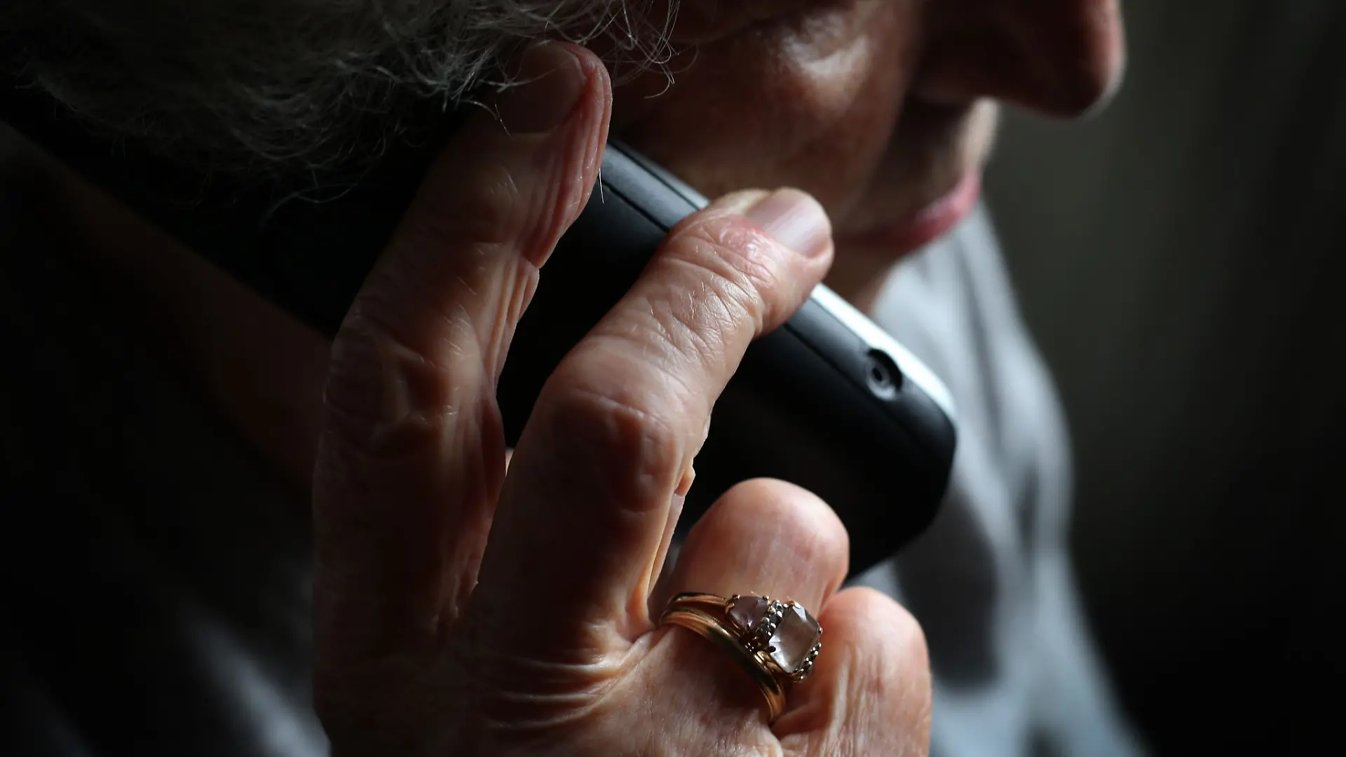 Seniorin wird am Telefon um 29.000 Euro betrogen. (Symbolfoto)