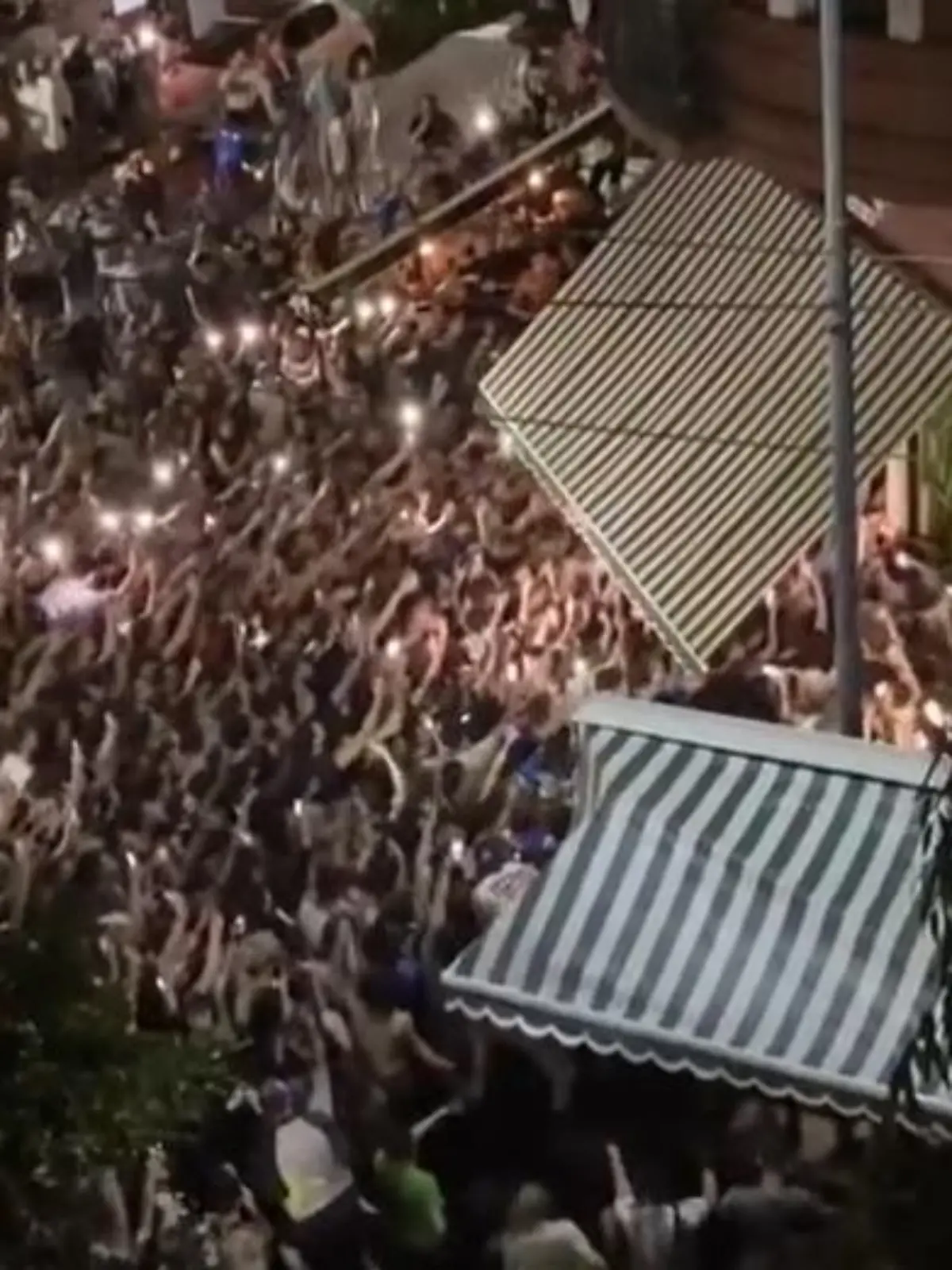 Messi wird bei einem Abendessen in Buenos Aires von Fans belagert.