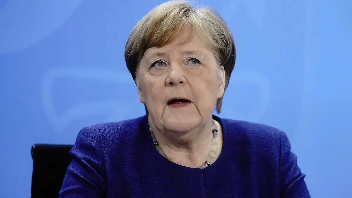 German Chancellor Angela Merkel attends a news conference after discussing with German state premiers corona measures amidst a discussion on whether the regulations need relaxing or not at the Chancellery in Berlin, Germany, April 15, 2020, as the spread of the coronavirus disease (COVID-19) continues in Munich. Kay Nietfeld/Pool via REUTERS