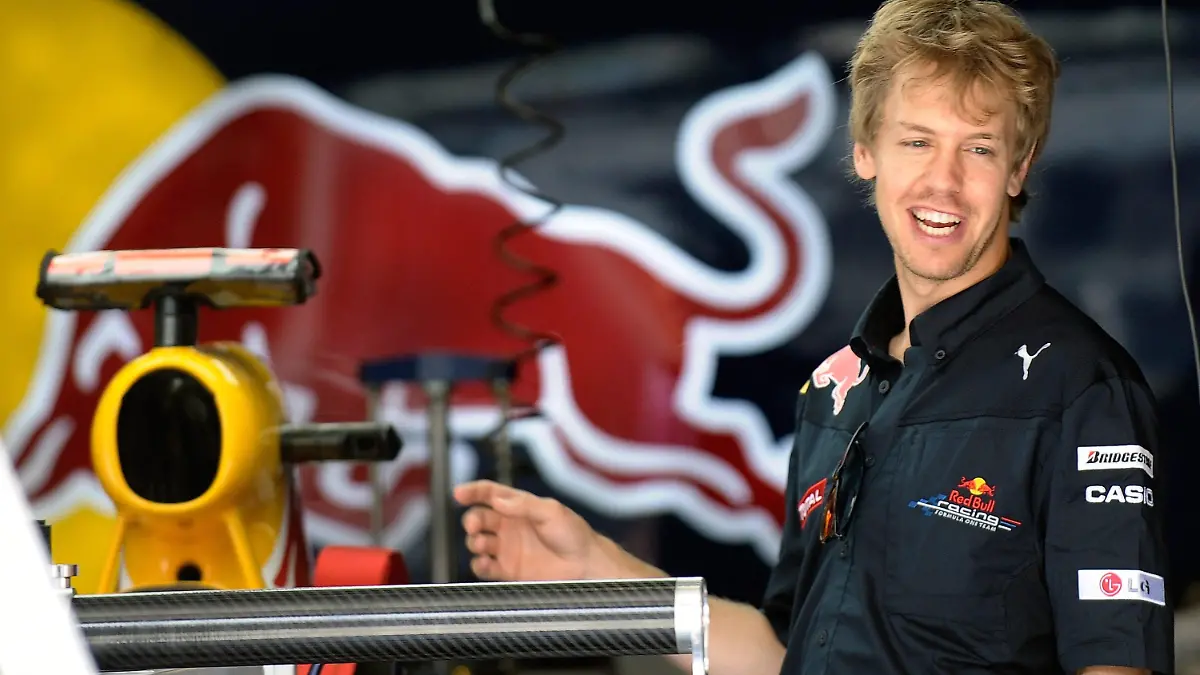 German Formula One driver Sebastian Vettel of Red Bull Racing in pit lane at the Hungaroring race track in Mogyorod near Budapest, Hungary, 29 July 2009. The Hungary Formula One Grand Prix will take place in Mogyorod on 01 August 2010. EPA/CHRISTOPHE KARABA  +++(c) dpa - Bildfunk+++