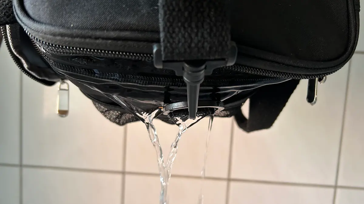 Nur durch die Reißverschlüsse kommt bei allen Taschen Wasser!