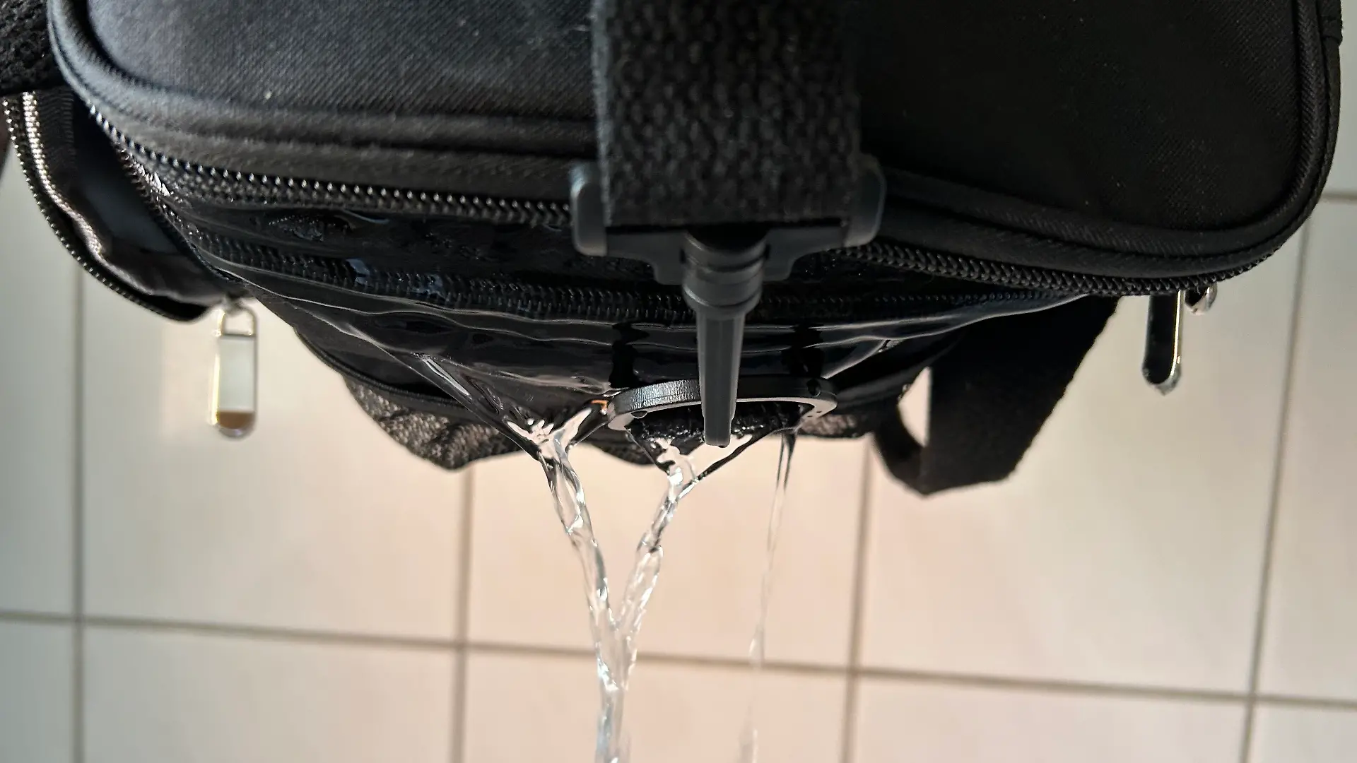 Nur durch die Reißverschlüsse kommt bei allen Taschen Wasser!