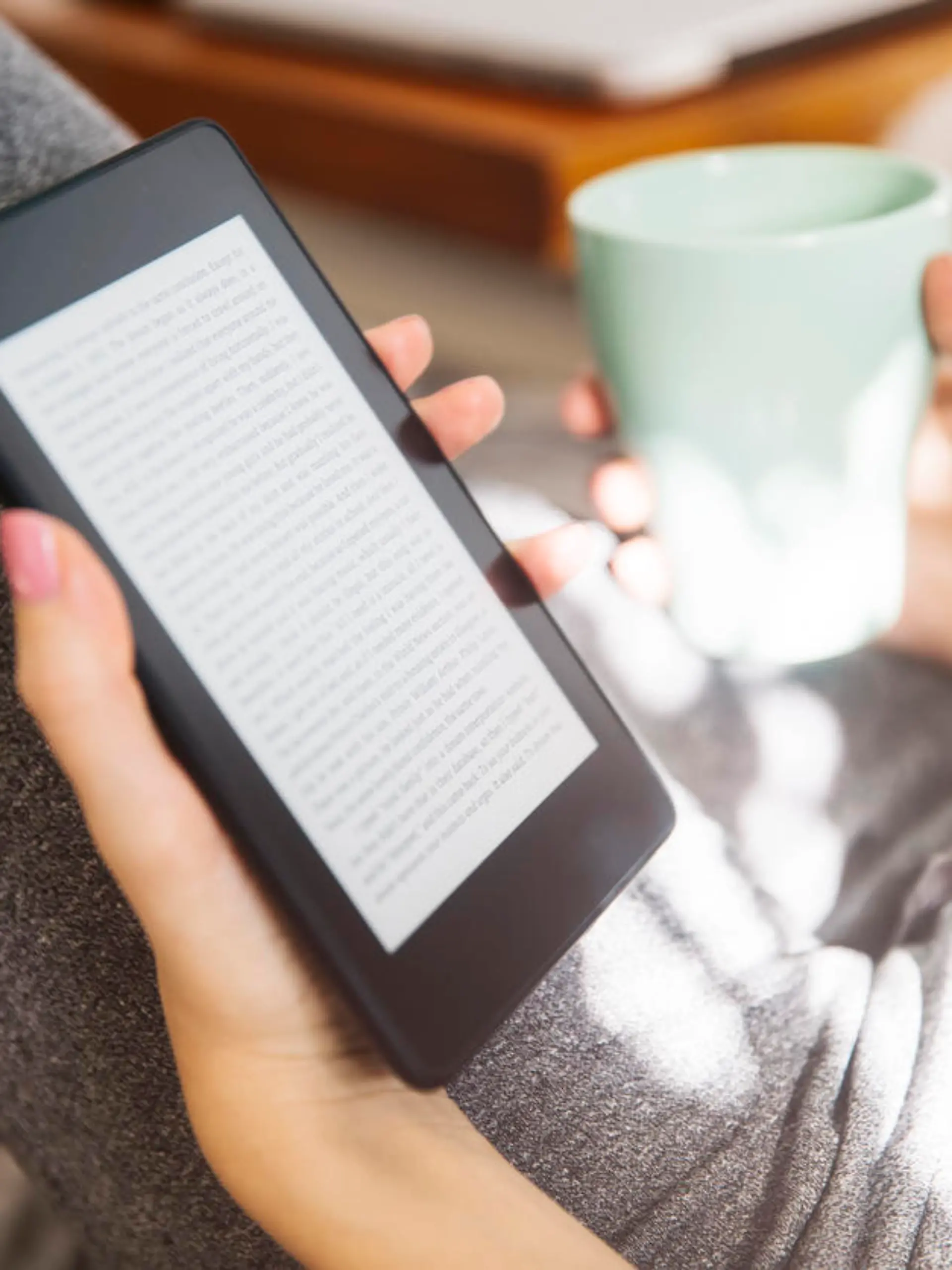 Frau mit E-Book-Reader