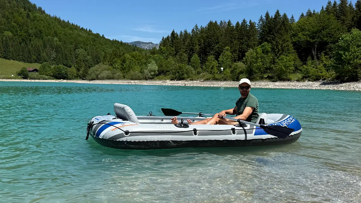 RTL-Reporter im Testsieger-Schlauchboot Intex Excursion 4 