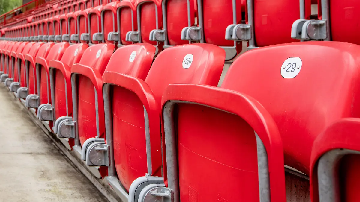 29.04.2020, Berlin: Die Sitze in den Reihen des menschenleeren Stadion "An der Alten Försterei", dem Heimstadion des Fußball-Bundesligisten 1.FC Union Berlin, sind hochgeklappt. Wegen der Maßnahmen zur Eindämmung des Coronavirus können derzeit keine Zuschauer in das Stadion. Foto: Andreas Gora/dpa +++ dpa-Bildfunk +++