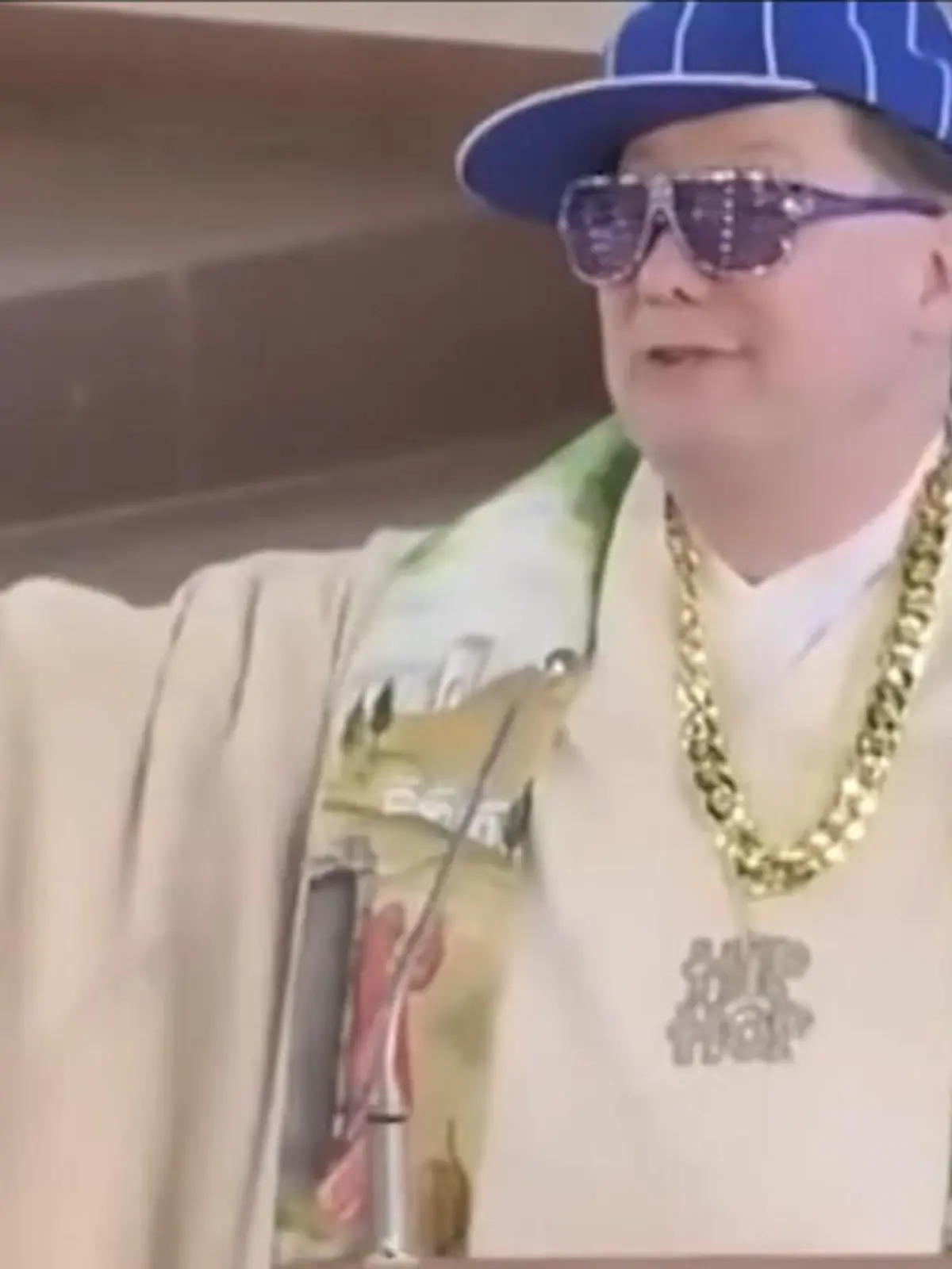 Wie soll man in Zeiten rasant steigenden Mitgliederschwunds in der Kirche nur den Draht zur jungen Generation nicht verlieren? Pfarrer Thomas Eschenbacher aus Hammeburg hatte da eine Idee und lud zur "Rap-Predigt".