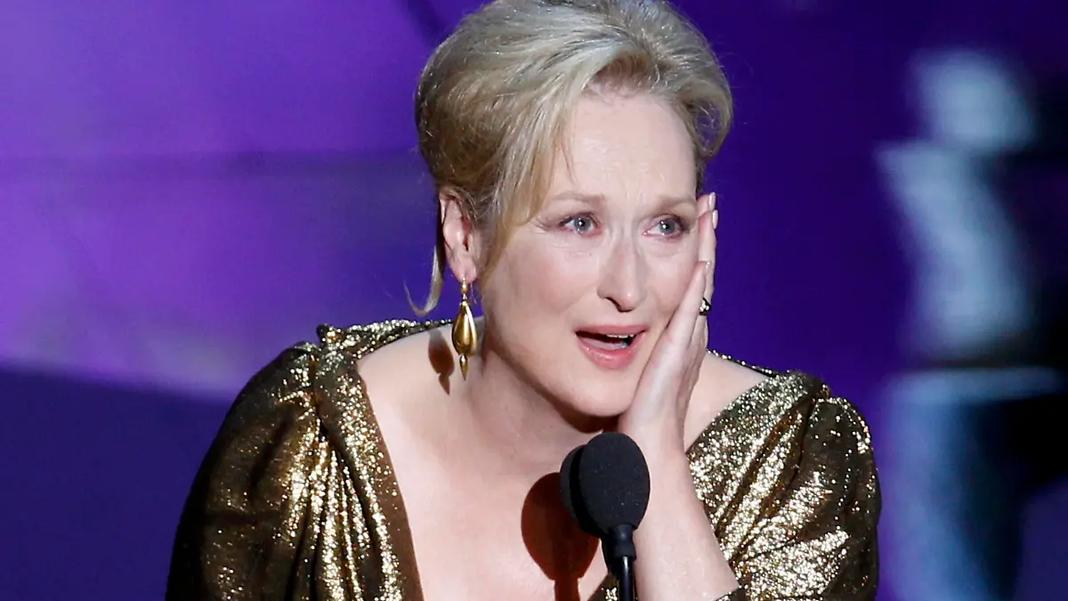 Actress Meryl Streep accepts the Oscar for Best Actress for her role in "The Iron Lady" at the 84th Academy Awards in Hollywood, California, February 26, 2012.  REUTERS/Gary Hershorn  (UNITED STATES) (OSCARS-SHOW)
