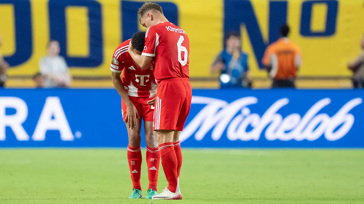 Joshua Kimmich tröstet Jamal Musiala 