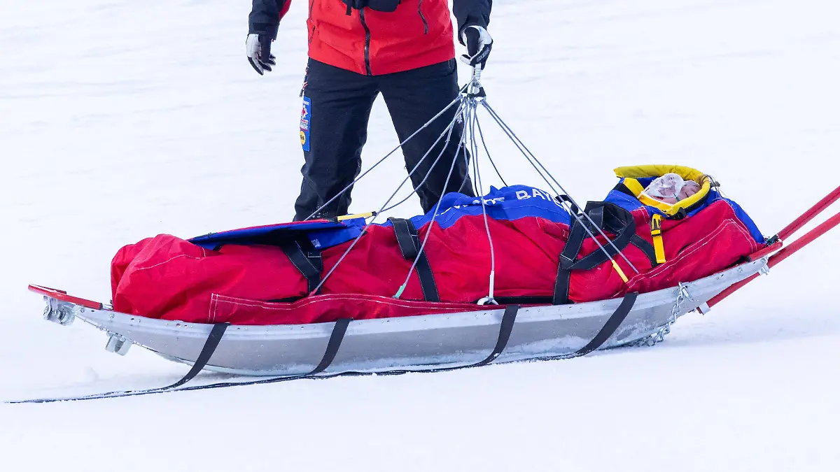 Tereza Nova wird nach ihrem heftigen Sturz in Garmisch abtransportiert