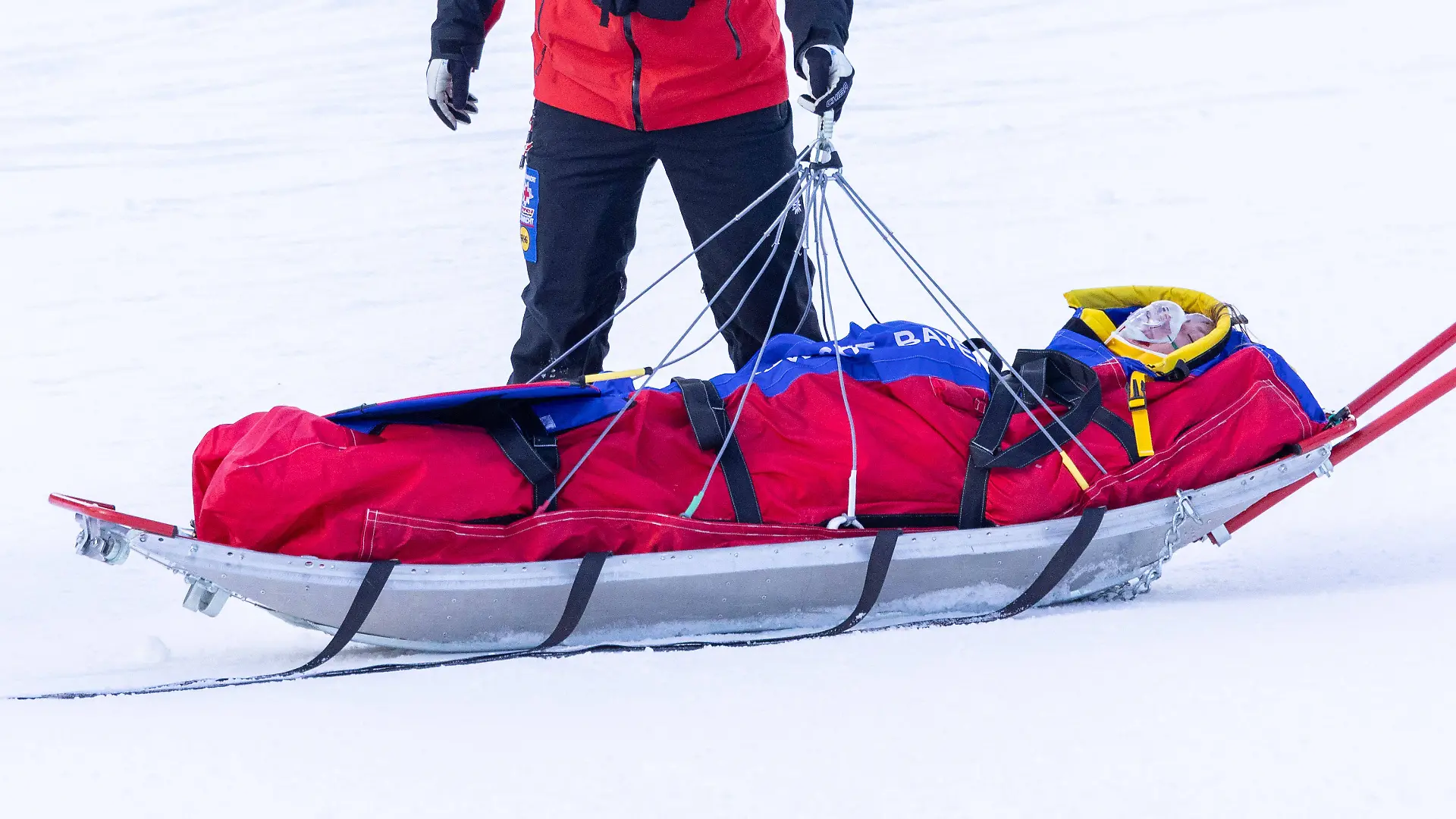Tereza Nova wird nach ihrem heftigen Sturz in Garmisch abtransportiert