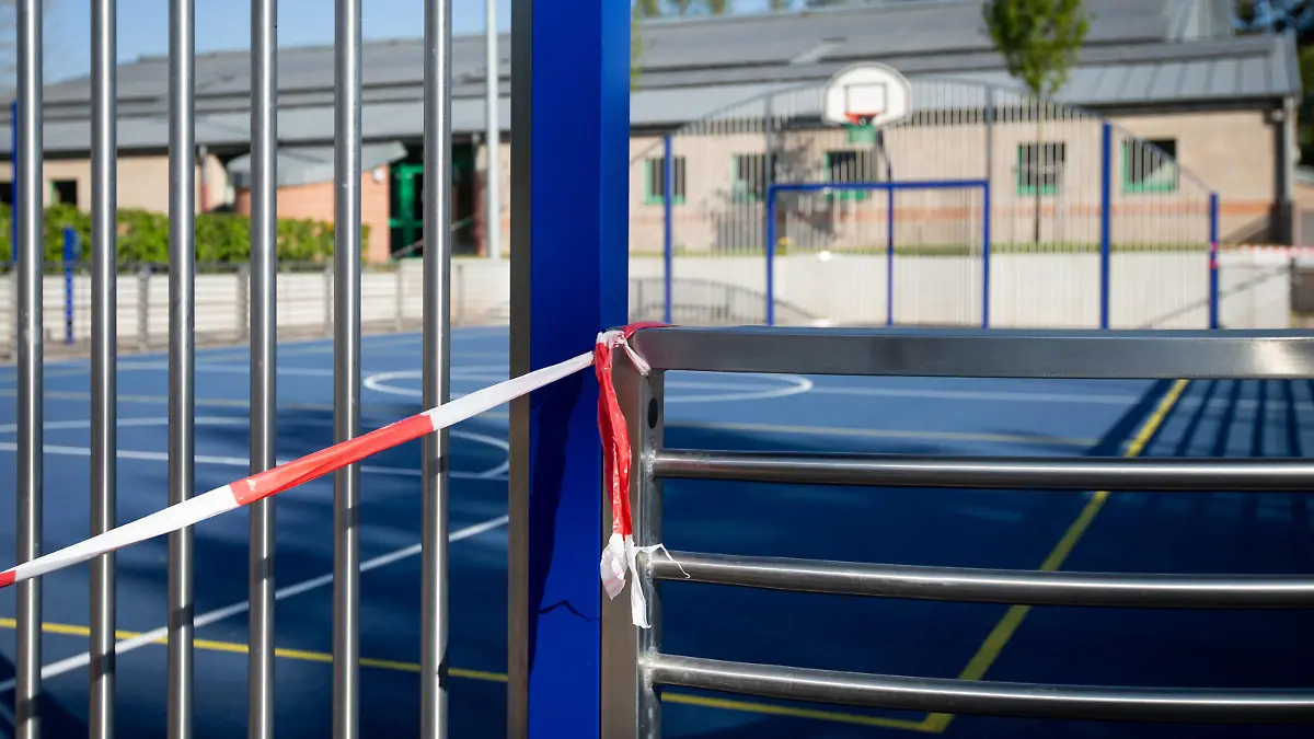  abgesperrter Multisportplatz in Feulen / 2020 / 26.04.2020 / Sportplaetze während der Corona-Zeit / Centre sportif, Feulen / PUBLICATIONxNOTxINxLUX