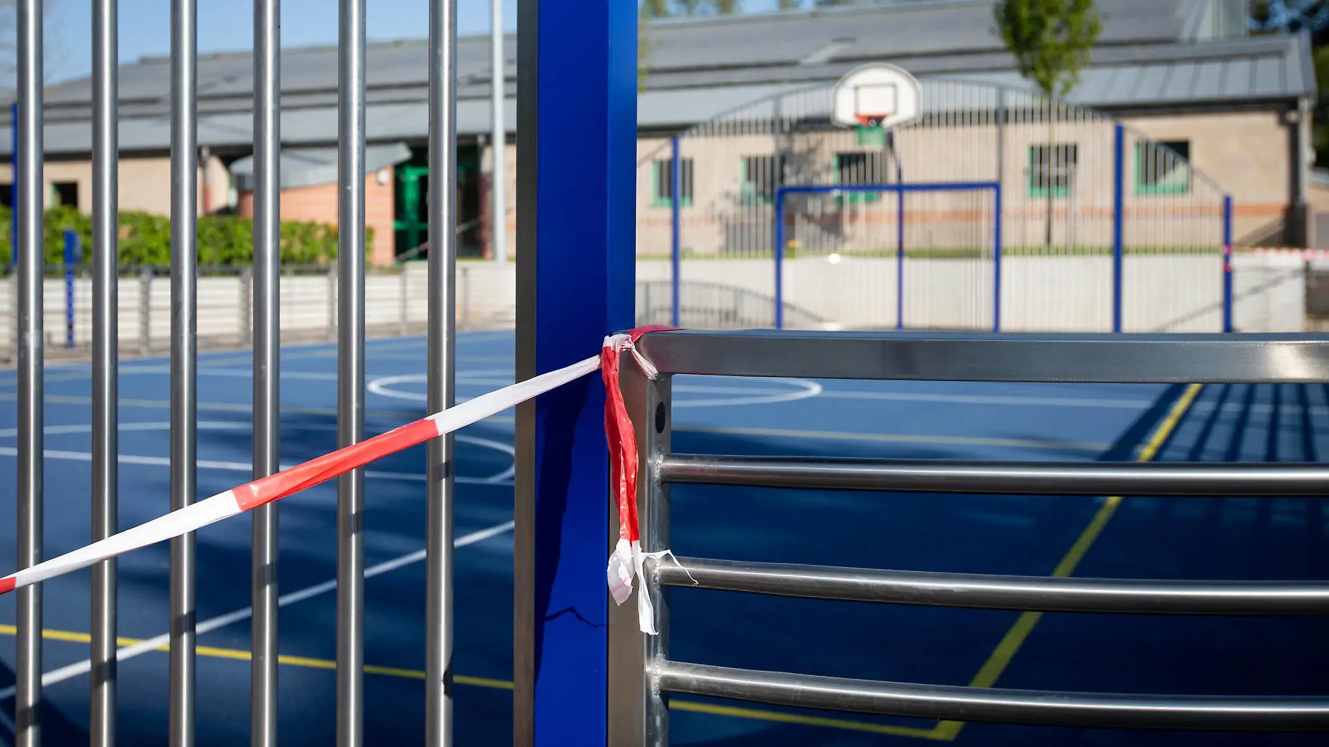 abgesperrter Multisportplatz in Feulen / 2020 / 26.04.2020 / Sportplaetze während der Corona-Zeit / Centre sportif, Feulen / PUBLICATIONxNOTxINxLUX