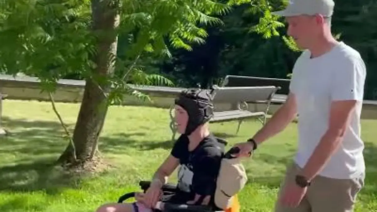Ondrej Berndt schiebt seine Freundin Tereza Nova im Rollstuhl