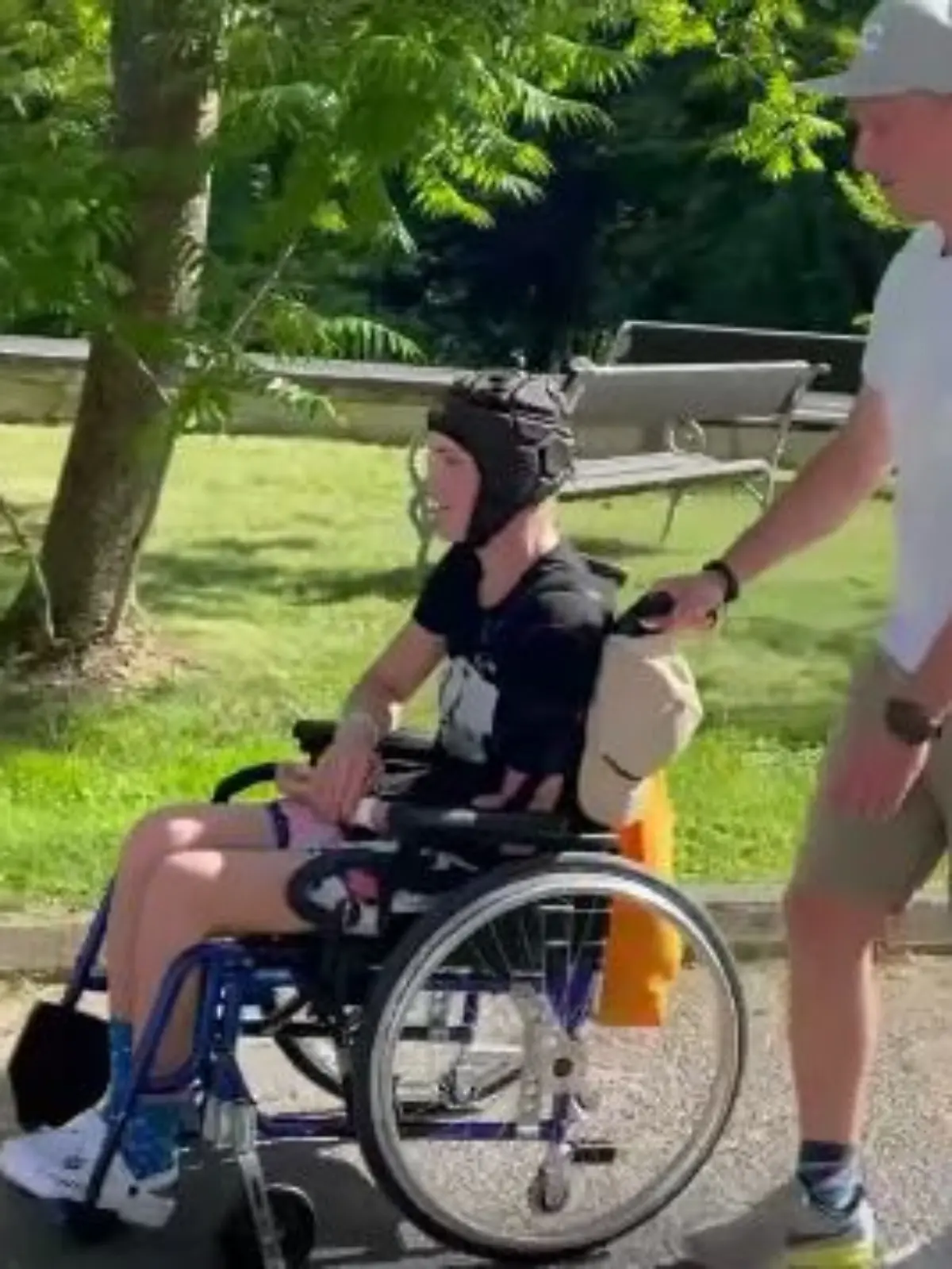 Ondrej Berndt schiebt seine Freundin Tereza Nova im Rollstuhl