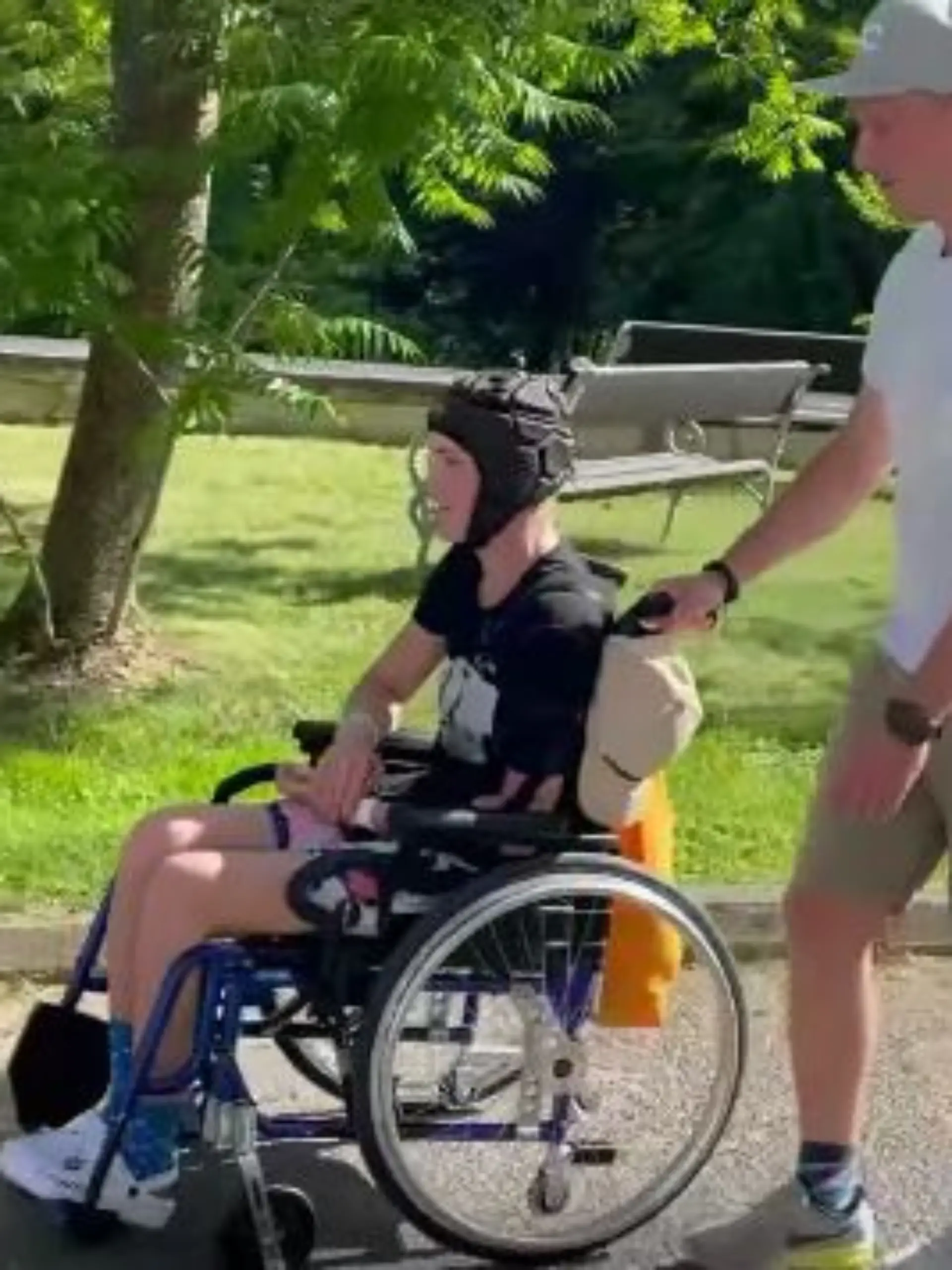 Ondrej Berndt schiebt seine Freundin Tereza Nova im Rollstuhl