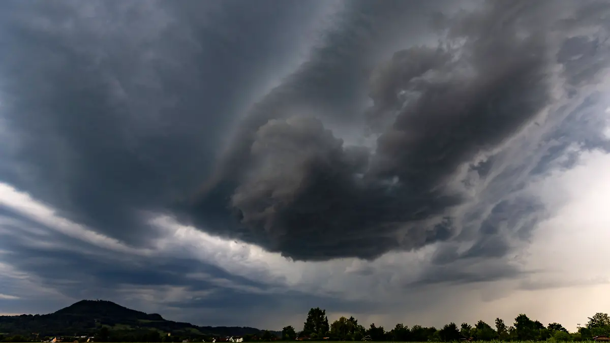 Wetter-Chaos in Deutschland: Unwetter nach extremer Hitze, Eine ungewöhnliche Mai-Hitze mit Temperaturen über 33 Grad am