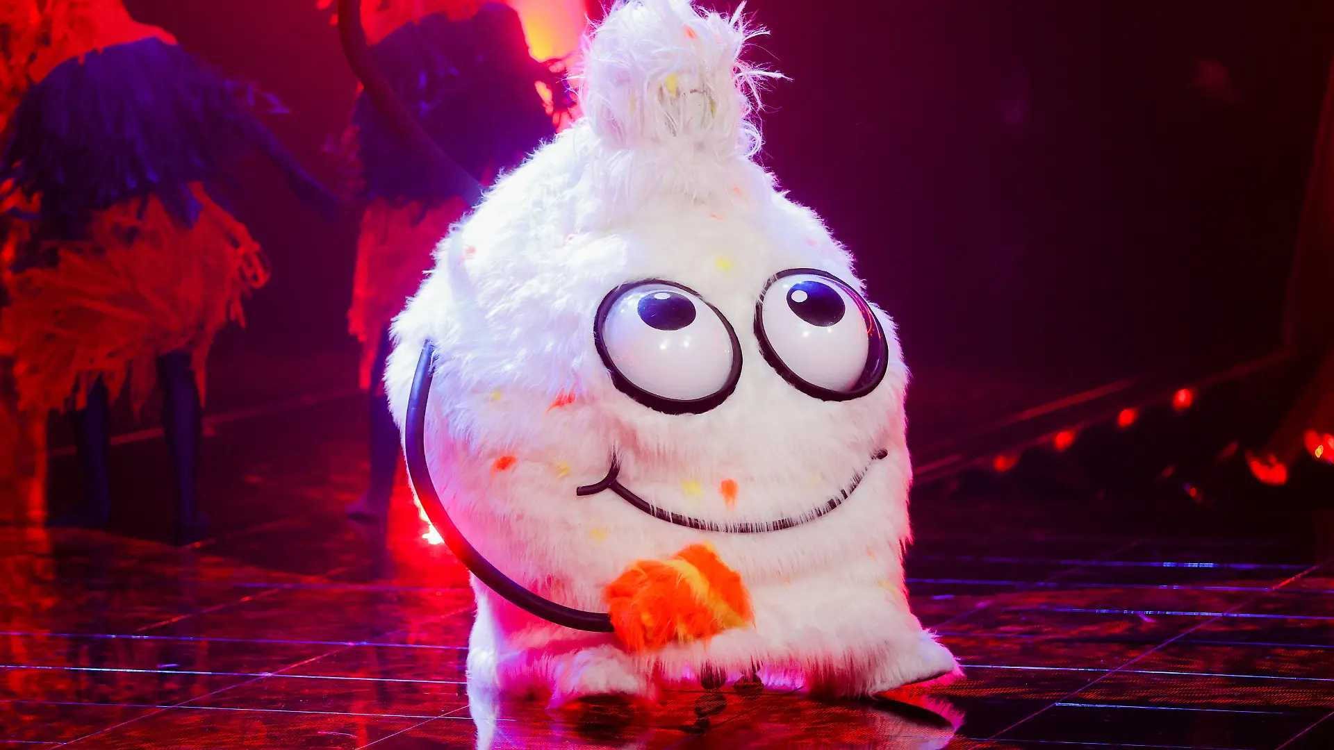 ARCHIV - 10.03.2020, Nordrhein-Westfalen, Köln: Die Figur "Der Wuschel" steht in der Prosieben-Show "The Masked Singer" auf der Bühne. Die ProSieben-Show «The Masked Singer» hat sich tapfer gegen die Corona-Krise gestemmt. Am 14.04.2020 soll es um 20.15 Uhr bei ProSieben endlich weitergehen. (zu dpa "Alle Masken wieder auf: «Masked Singer» kehrt aus Corona-Pause zurück") Foto: Rolf Vennenbernd/dpa +++ dpa-Bildfunk +++